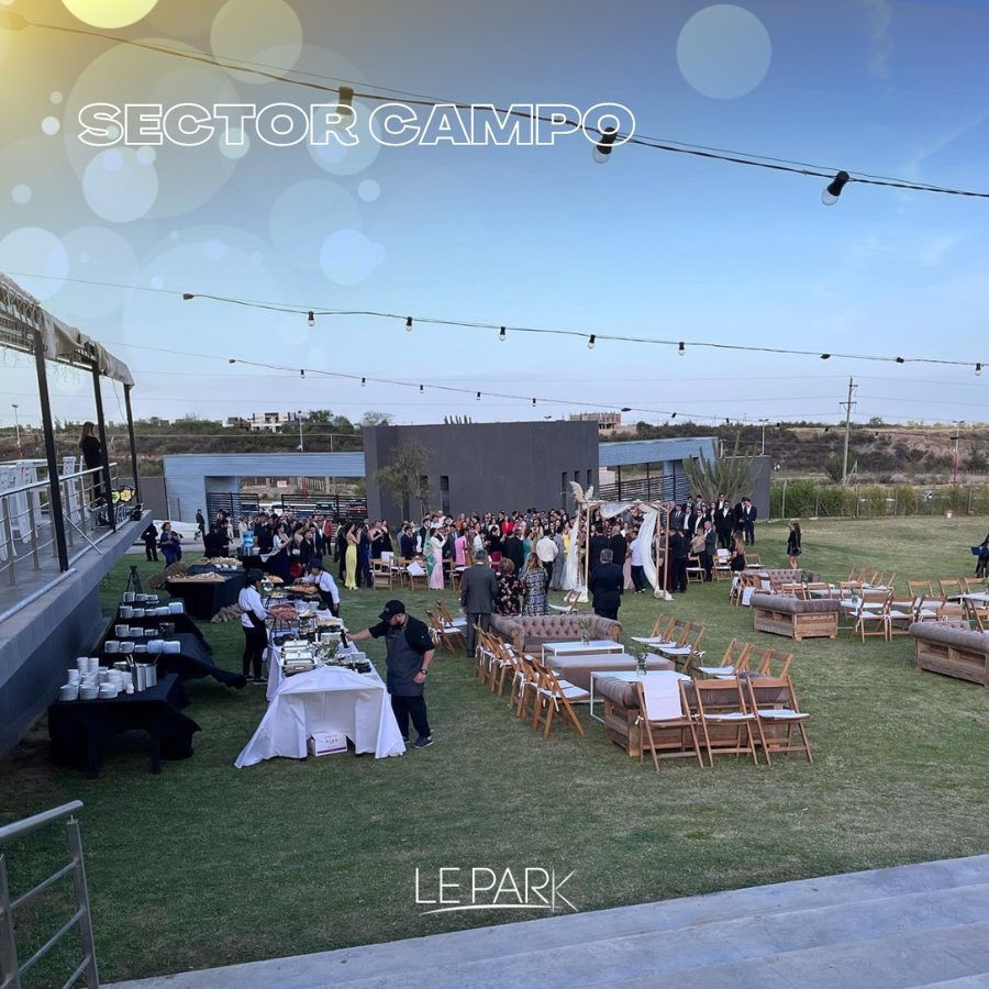 Sector campo de Le Park con mesas al aire libre